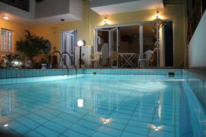 una gran piscina con azulejos azules en el suelo en Olympic Star, en Hersonissos