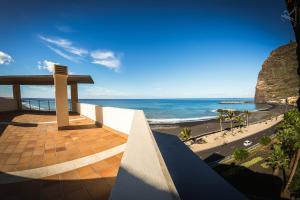un balcón con vista a la playa en Balcón del Puerto, Ático-Solarium, en Tazacorte