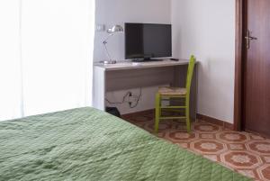 Televízia a/alebo spoločenská miestnosť v ubytovaní B&B Fontanelle
