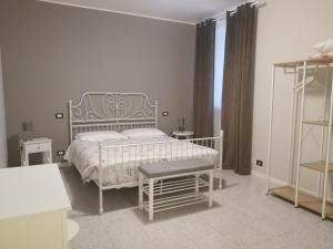 ein Schlafzimmer mit einem weißen Bett und einem Fenster in der Unterkunft Casa Coralba in Pavia