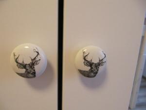 une paire de boutons de porte avec tête de cerf sur eux dans l'établissement Sperrentalblick, à Sankt-Andreasberg