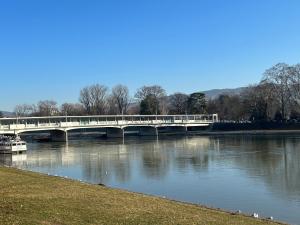 un puente sobre un río con un barco en el agua en ApartmánTonki v centre mesta Piešťany, en Piešťany