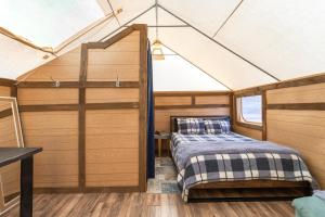 un dormitorio en un barco con una cama en él en Silver Spur Homestead Luxury Glamping - The Horse, en Tombstone