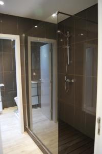 a bathroom with a shower with a glass door at Apartamento Formosa in Porto