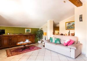 - un salon avec un canapé et une table dans l'établissement Casa Felice da Piera, à Aoste
