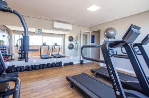 une salle de sport avec plusieurs tapis de course dans une pièce dans l'établissement Flat 313 na melhor localização de Cabo Frio, à Cabo Frio