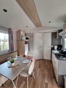 Η κουζίνα ή μικρή κουζίνα στο Les rives d'Auzon