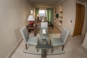 a living room with a glass table and chairs at Balcón del Puerto, Ático-Solarium in Tazacorte