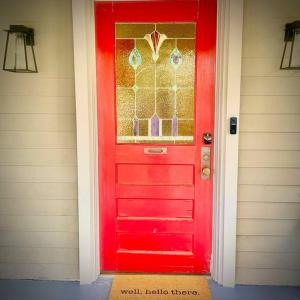 een rode deur met een glas-in-loodraam op een huis bij Historic Cottage in Five Points near Downtown in Huntsville