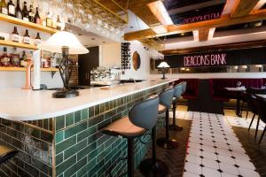 eine Bar mit einer Reihe von Hockern in einem Restaurant in der Unterkunft The Bankers Quarters - Apt 2 in Chapel en le Frith
