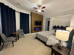 - une chambre avec un lit, une table et des chaises dans l'établissement Beautiful Bungalow on Main, à Madison