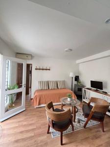 a bedroom with a bed and a table and chairs at Casa moderna y recién terminada in Maldonado