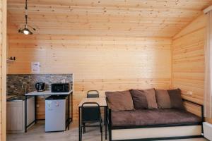 un soggiorno con divano in una camera in legno di SAME Cottage Kazbegi a Kazbegi Altre 43 foto