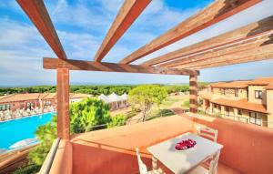 einen Blick auf den Pool vom Balkon eines Hauses in der Unterkunft Residence with swimming-pool in Vignola Mare in Vignola Mare