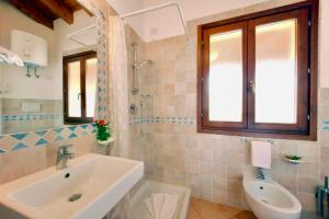 Ein Badezimmer in der Unterkunft Residence with swimming-pool in Vignola Mare