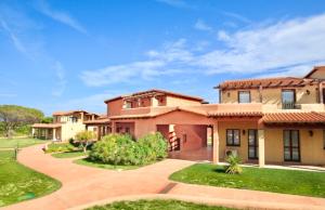 ein Bild eines Hauses in der Unterkunft Residence with swimming-pool in Vignola Mare in Vignola Mare