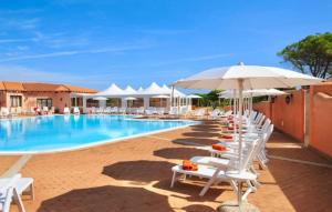 Der Swimmingpool an oder in der Nähe von Residence with swimming-pool in Vignola Mare