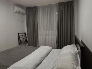 sypialnia z łóżkiem i oknem z zasłonami w obiekcie View Corner w mieście Tbilisi City