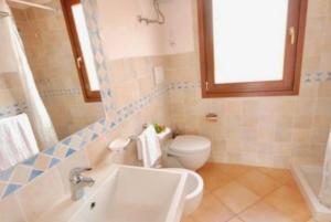 ISA-Residence with swimming-pool in Vignola Mare, apartments with air conditioning and private outdoor area衛浴