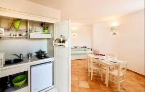 ISA-Residence with swimming-pool in Vignola Mare, apartments with air conditioning and private outdoor area廚房或簡易廚房
