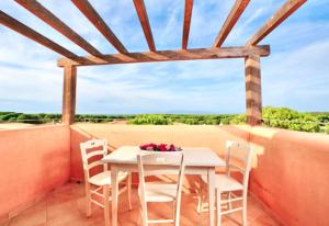 ISA-Residence with swimming-pool in Vignola Mare, apartments with air conditioning and private outdoor area陽台或露臺