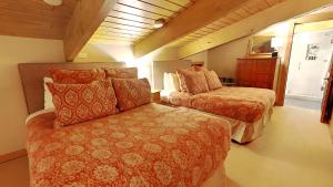 1 dormitorio con 2 camas y vestidor en Timberline Condominiums 1 Bedroom plus Loft Deluxe Unit A3B, en Snowmass Village