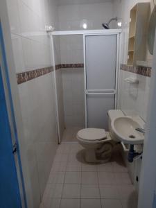 een kleine badkamer met een toilet en een wastafel bij Casa Blanca Ciudad Jardín in Barranquilla