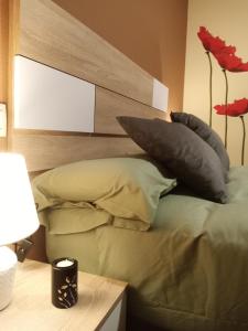 um quarto com uma cama com almofadas em Hotel Rural Mirador de Solana em Solana de ávila