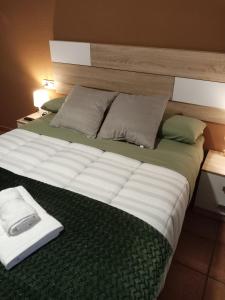 Solana de ávilaにあるHotel Rural Mirador de Solanaの大型ベッド1台が備わる客室です。
