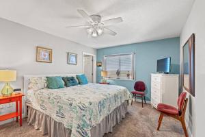1 dormitorio con 1 cama y ventilador de techo en Oceanfront Get Away, en Myrtle Beach