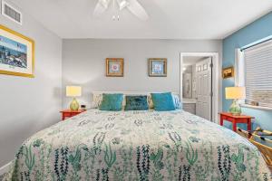 Ein Bett oder Betten in einem Zimmer der Unterkunft Oceanfront Get Away