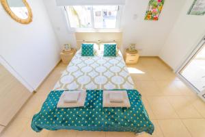 een slaapkamer met 2 bedden en blauwe kussens bij 1 bed, Kapparis, Thea - 1B in Paralimni