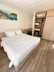 a bedroom with a large white bed in a room at Villa biển Oceanami B805 - Ô tô đậu trước cửa nhà in Long Hai