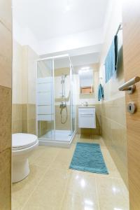 een badkamer met een douche, een toilet en een wastafel bij 1 bed, Kapparis, Thea - 1B in Paralimni