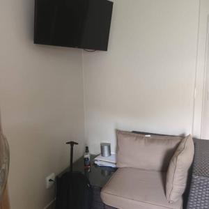 - un salon avec un canapé et une télévision dans l'établissement elawini estate, à Boschrand