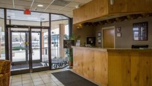 a restaurant with a counter and a view of a street at BridgePointe Hotel & Marina in New Bern