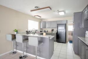 Pool 4 bedroom 2 bath close to Strip