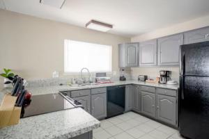 Pool 4 bedroom 2 bath close to Strip