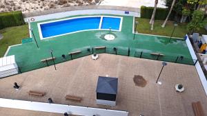 - une vue sur la piscine dotée de bancs et d'un parasol dans l'établissement BUENAVISTA LA CALA, à La Cala de Finestra