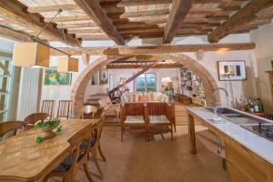 Il comprend une cuisine et un salon avec une table et des chaises. dans l'établissement Podere San Bernardino, à San Casciano dei Bagni