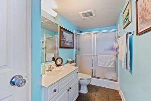 Ein Badezimmer in der Unterkunft Oceanfront Get Away