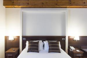A bed or beds in a room at Country Hotel Castelbarco