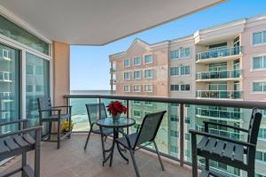Ein Balkon oder eine Terrasse in der Unterkunft Oceanfront Get Away