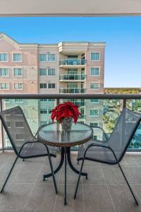 Ein Balkon oder eine Terrasse in der Unterkunft Oceanfront Get Away