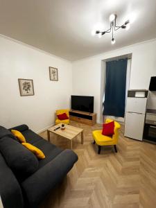 a living room with a couch and a table at Appartement T2 avec terrasse proche cathédrale in Bourges