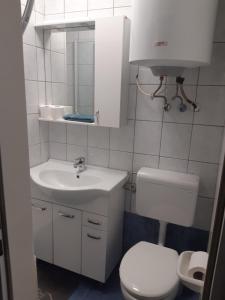 Kúpeľňa v ubytovaní Bajnok Apartman + 10 fotografií