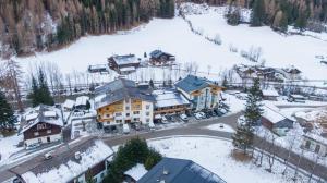 una vista aérea de un complejo en la nieve en Hotel Kärntnerhof, en Heiligenblut