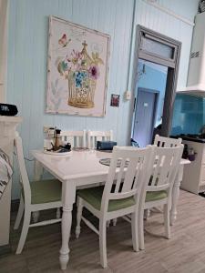 Biały stół jadalny z 2 krzesłami i stołem w obiekcie Rustic Sunflower w mieście Mount Crosby