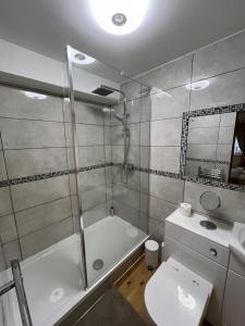 Ванна кімната в New city flat, 3 x double bed en-suite bedrooms, private kitchen & lounge, free private parking & own workspaces