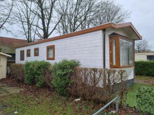 Het kleine huis في Schoonloo: يتم عرض منزل صغير في الفناء